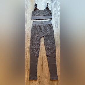 MOLLY AND ZOEY UNDERCOVER YOGA TWO PIECE MATCHING SET BEIGE/BROWN. S/M.